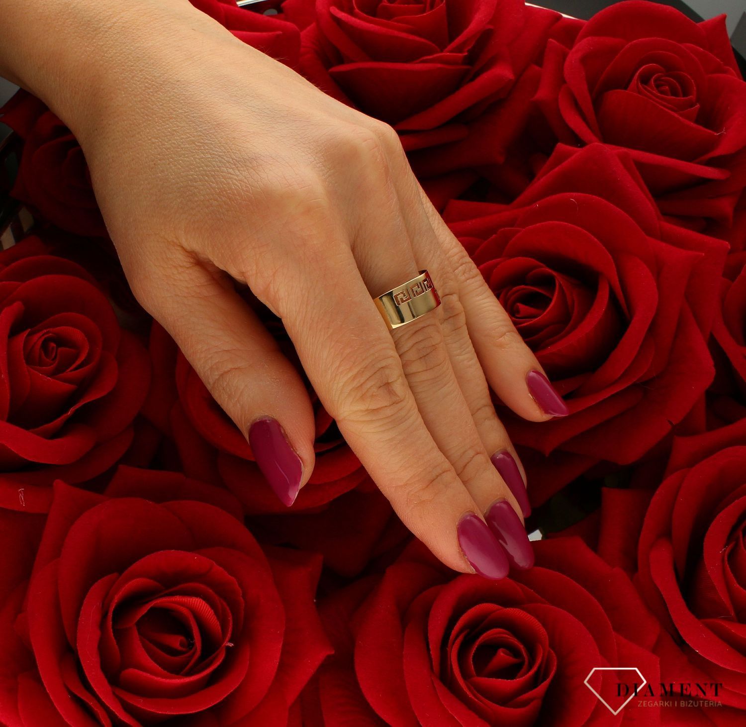 Złoty szeroki pierścionek damski 585 “Droga grecka” PI 3353. Ponadczasowy wzór inspirowany ikonami sztuki jubilerskiej podkreśli (2).jpg